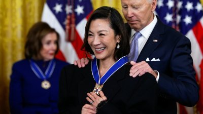 总统拜登亲手颁发　杨紫琼获美国最高荣誉勋章