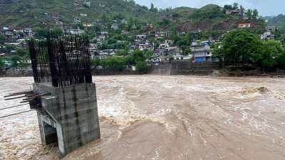 巴基斯坦控制的克什米尔地区首府穆扎法拉巴德市，周一下了一场暴雨，导致杰赫勒姆河泛滥成灾。（图取自法新社）