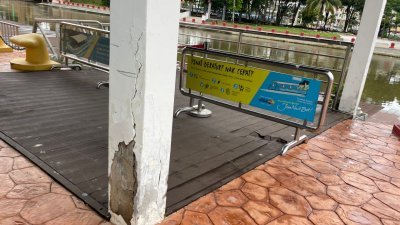 马六甲河流及海滩发展机构建筑后方的沿河码头柱子结构严重龟裂。