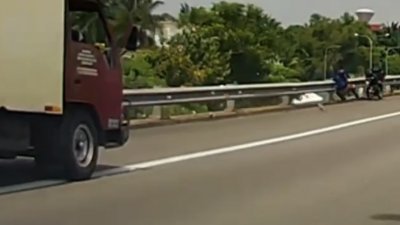 根据社交媒体流传的视频，摩哆骑士试图超越一辆罗里时，双方发生碰撞，骑士直接撞上大道旁的护栏。