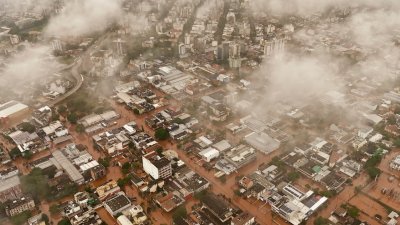 高空鸟瞰图显示，巴西里奥达格兰德州阿雷格里港纳韦甘特斯街区被洪水淹没的街道。（图取自法新社）