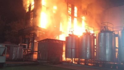 巴西古当工业区一间生物柴油厂凌晨发生大火。