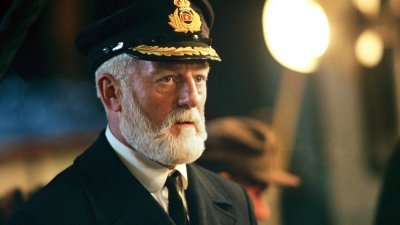 伯纳希尔惊曾演出《铁达尼号》船长。