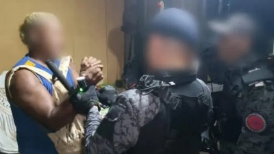 移民局执法人员前往员工宿舍将印尼男子逮捕。