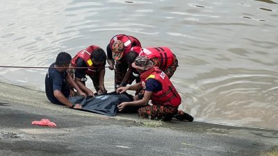 消拯员经过一番搜索后，将少年的遗体打捞上岸。（图由消拯局提供）