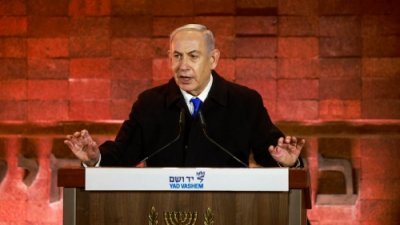 以色列总理内塔尼亚胡当地时间周日，在耶路撒冷大屠杀纪念馆举行的纪念二战期间被杀害的600万犹太人大屠杀纪念日仪式上致辞。（图取自法新社）