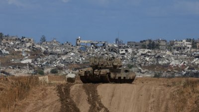 一辆以色列坦克周一出现在以色列南部靠近加沙地带的边境。（图取自法新社）