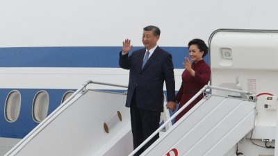 中国国家主席习近平与夫人彭丽媛当地时间周日抵达巴黎，开始对法国进行国事访问。（图取自中新社）