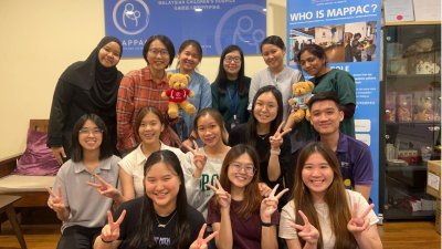 8位拉曼理工大学传播与创意产业学院的公共关系大二学士生（前两排）与马来西亚儿童安宁疗护协会（MAPPAC) 吉隆坡分行Malaysian Children's Hospice Kuala Lumpur (MCHKL) 的工作人员在探访时留下的合照。