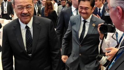林振辉（右）在论坛后与乌兹别克总理阿卜杜拉阿里波夫进行交流，并极力推荐大马企业。