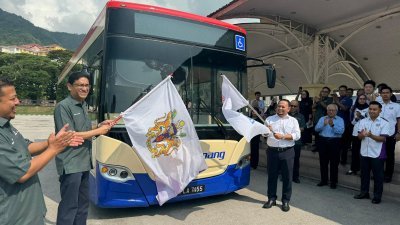 阿都拉曼（左2起）及阿末沙布丁为槟城快捷通巴士服务T310新路线主持挥旗礼。