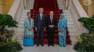 国家元首苏丹依布拉欣陛下（右二起）与李显龙伉俪在新加坡会面；右为元首后拉惹查丽苏菲雅。（取自苏丹依布拉欣陛下面子书）
