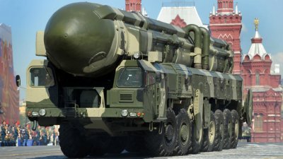 这张摄于2009年5月9日的照片显示，在俄罗斯莫斯科红场举行纪念二战胜利日的阅兵式上，展示一枚俄罗斯白杨-M洲际弹道导弹。（法新社档案照）