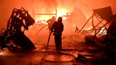 乌克兰消防队员上周六正在努力扑灭哈尔科夫一工业设施的火灾，该火患是遭到俄罗斯无人机袭击所引发的。（图取自法新社）