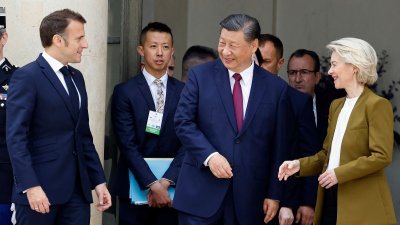 法国总统马克龙（前排左起）、中国国家主席习近平和欧盟委员会主席冯德莱恩，周一在法国巴黎爱丽舍宫举行三边会谈后。（图取自法新社）