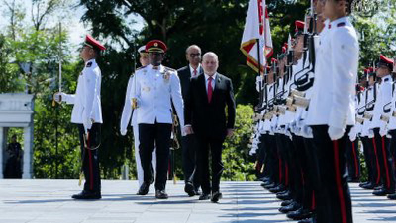 国家元首苏丹依布拉欣陛下检阅新加坡的仪仗队。（取自苏丹依布拉欣面子书）