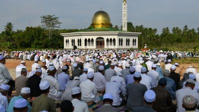泰国南部陶公府伊斯兰委员会于上周六组织当地穆斯林一起进行祈雨祈祷。（图取自法新社）
