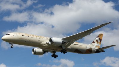 阿联酋航空的一架波音 787-9“梦想客机”于4月29日，降落在伦敦的希思罗机场。（图取自法新社）