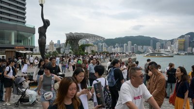 中国“五一”假期期间，旅客在香港尖沙咀观光。（图取自中新社）