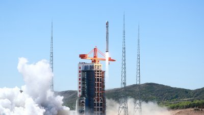 中国的长征六号丙运载火箭，周二上午在太原卫星发射中心点火升空，搭载发射的4颗卫星顺利进入预定轨道。（图取自太原卫星发射中心/中新社）