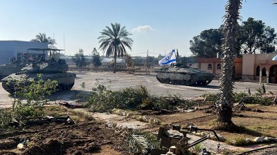 以色列第401装甲旅战斗队的坦克，周二进入加沙地带南部城市拉法与埃及之间的过境点。（图取自以色列军方/法新社）