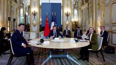中国国家主席习近平、法国总统马克龙、欧盟委员会主席冯德莱恩当地时间周一，在巴黎爱丽舍宫举行三方会谈。（图取自法新社）