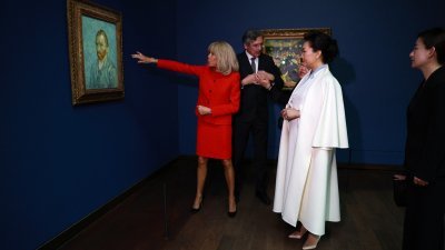 中国国家主席夫人彭丽媛（右）与法国总统夫人布丽吉特于当地时间周一下午，共同参观奥赛博物馆。（图取自法新社）