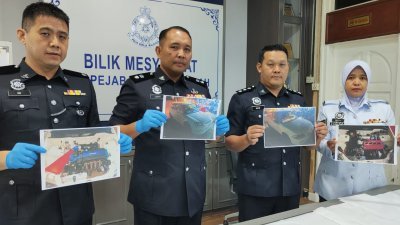 黄信杰（左起）、阿末詹比里展示，警方起获涉非法改装的轿车照片。
