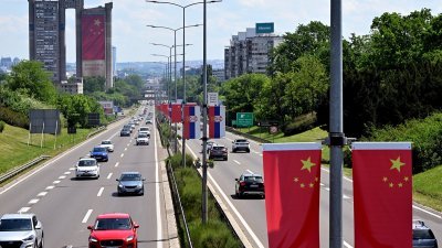 在东欧国家塞尔维亚首都贝尔格莱德的高速公路，悬挂了五星红旗，准备迎接到访的中国国家主席习近平。（图取自法新社）