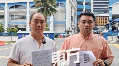 陈扬邦（左）与黄文章（右）代表马青，针对DarSA炸鸡店以“Type C”影射华裔操纵舆论事件， 向警方报案。(摄影：詹卫肯)