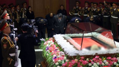 朝鲜官媒周三报导，最高领导人金正恩（居中）前往金己男灵堂吊唁，并向遗属表示慰问。（图取自朝中社/法新社）