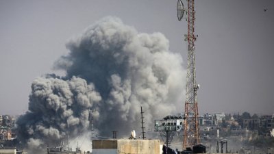 以色列周二空袭加沙地带南部城市拉法东部后冒出浓烟。（图取自法新社）