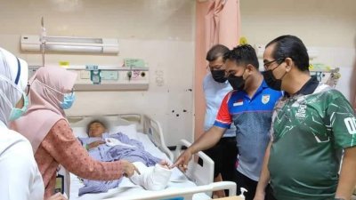 马六甲体育理事会的代表与教练前往医院慰问受伤的诺法蒂哈。（照片取自网络）