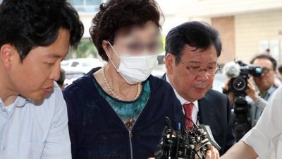 韩国总统尹锡悦的岳母崔银顺于去年7月21日步入法院。（图取自网络）