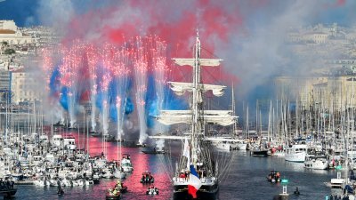 法国19世纪三桅帆船“贝伦”号抵达周三马赛老港，现场点燃烟火并施放法国国旗的红蓝白色烟雾，热烈迎接。（图取自法新社）