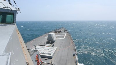美国海军“哈尔西”号导弹驱逐舰在周三穿越台湾海峡。（图取自X/7th Fleet）
