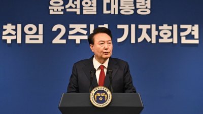 韩国总统尹锡悦周四早在龙山总统府举行就职两周年记者会，期间就夫人遭检举2022年收受旅美牧师崔在永的名牌包，替妻子“不明智的行为”向大众致歉。（图取自法新社）