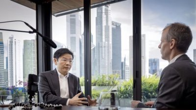 黄循财周一接受《经济学人》专访。 （新加坡通讯及新闻部提供）