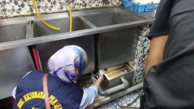 亚庇市政厅卫生组的官员在成功卫星市一家食肆内展开检查行动。