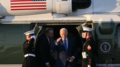 美国总统拜登当地时间周三在伊利诺伊州芝加哥奥黑尔国际机场，从“海军陆战队一号”直升机走下来。（图取自法新社）