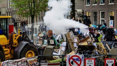 占据阿姆斯特丹大学的学生示威者在周三用灭火器对抗防暴警察。（图取自法新社）