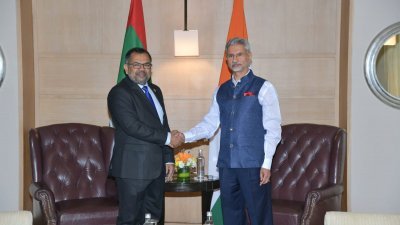 马尔代夫外交部长扎梅尔（左）访问印度，周四会见印度外交部长苏杰生。（图取自扎梅尔X社媒）