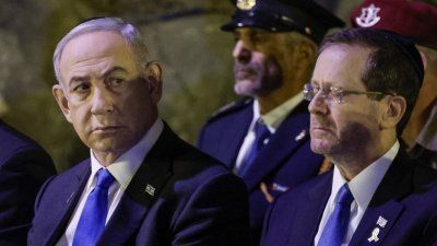 以色列总理内塔尼亚胡（右）和总统赫尔佐格，周一出席在耶路撒冷大屠杀纪念馆举行的敬献花圈仪式，纪念二战中遇难的600万犹太人。（图取自法新社）
