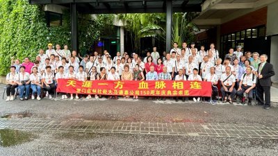 该代表团抵达怡保参观“杨周林胡历史馆”时获怡保的代表接待一同合照。坐排左11为谭慧珍。