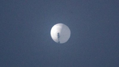 一个疑似中国间谍气球在去年2月1日，飘过蒙大拿州比灵斯上空。（图取自Chase DOAK/法新社）