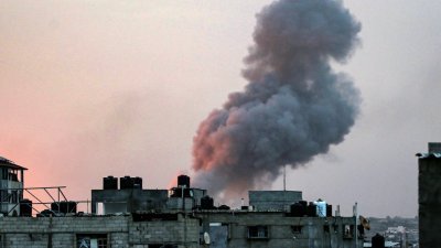 以色列与哈马斯的冲突持续，以色列周六清晨对加沙地带南部的拉法发动攻击，建筑物上空升起浓烟。（图取自法新社）