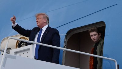 2020年1月17日，美国时任总统特朗普（左）和小儿子巴伦抵达佛罗里达州西棕榈滩的棕榈滩国际机场。（法新社档案照）