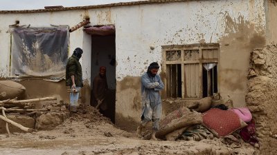 阿富汗北部巴格兰省一个村庄里，村民周六回到遭遇洪灾的家园，清理受损房屋中的瓦砾和淤泥。（图取自法新社）