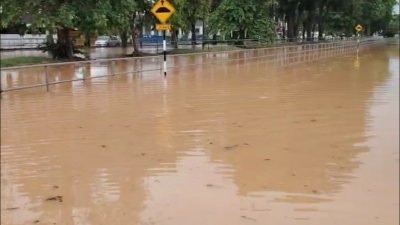 大山脚阿尔玛山脚镇及峇冬丁宜一带，路面出现严重的雨后积水问题。