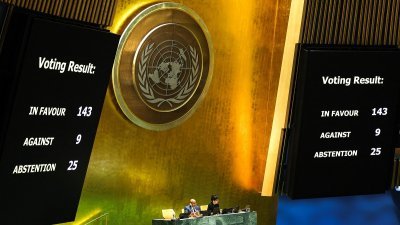 联合国周五以压倒性的多数票通过决议，建议安理会重审巴勒斯坦入联申请。（图取自法新社）